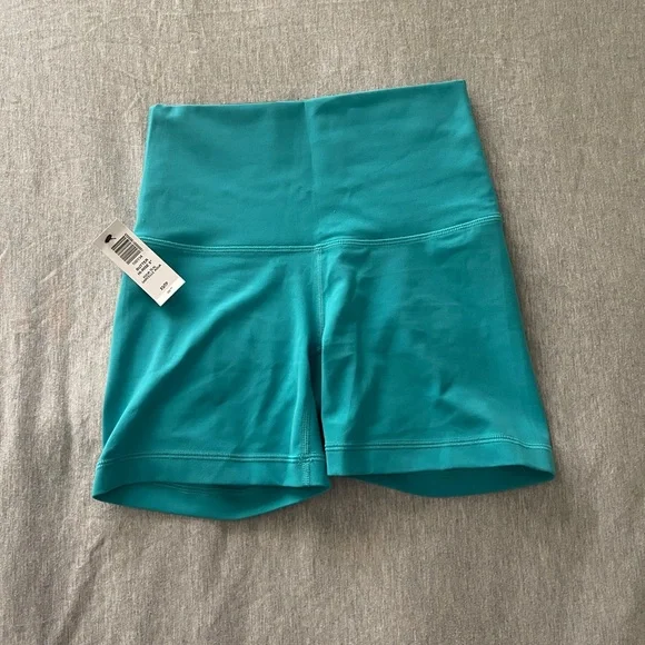 Aritzia Tna Butter Cheeky High-rise 5 inch short - Picture 4 of 6